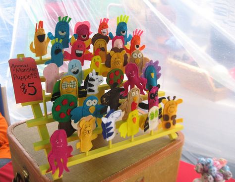 Very cool finger puppet display Puppet Display, Farmers Market Display, Monster Puppet, Thread Rack, Felt Puppets, Children's Library, Stay At Home Mum, Felt Finger Puppets, Childrens Library