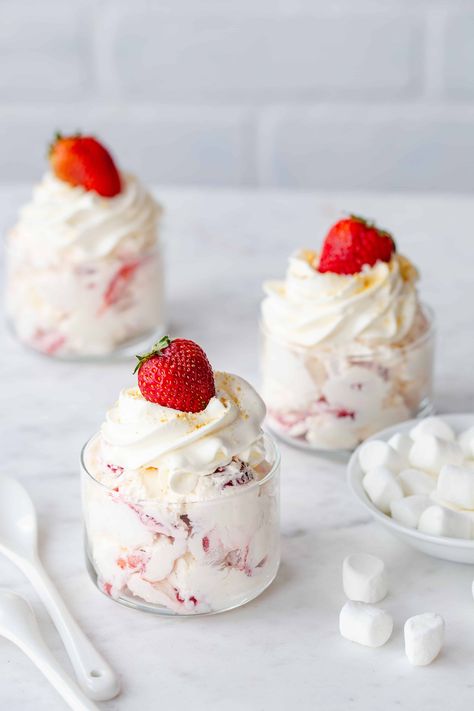 Strawberry Cheesecake Fluff is the perfect dessert for any occasion and comes together in less than 10 minutes! So good! Marshmallow Fluff Cheesecake, Strawberry Marshmallow Fluff, Strawberry Cheesecake Fluff, Cheesecake Fluff, Strawberry Marshmallow, Work Recipes, Light Food, Fluff Desserts, Eton Mess