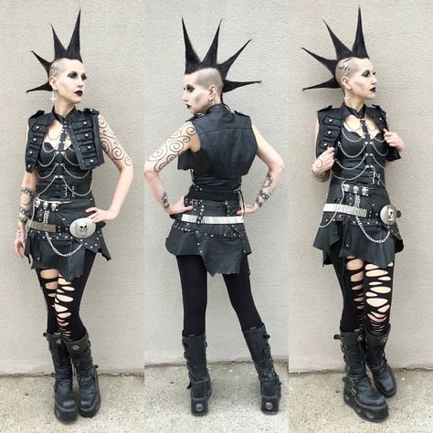 Liberty Spikes Mohawk, Liberty Spikes Girl, Madame Absinthe, Liberty Spikes, Punk Goth Fashion, Deathrock Fashion, Female Punk, New Rocks, Punk Rock Girl