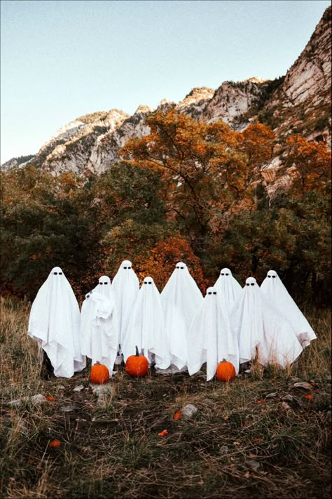 Sheet Ghost Photoshoot Family, Halloween Ghost Pictures, Fun Halloween Photoshoot Ideas, Ghosts Photoshoot, Mallory Aesthetic, Ghost Family Photoshoot, Ghost Photoshoot Pumpkin Patch, Group Ghost Photoshoot, Halloween Ghost Photoshoot