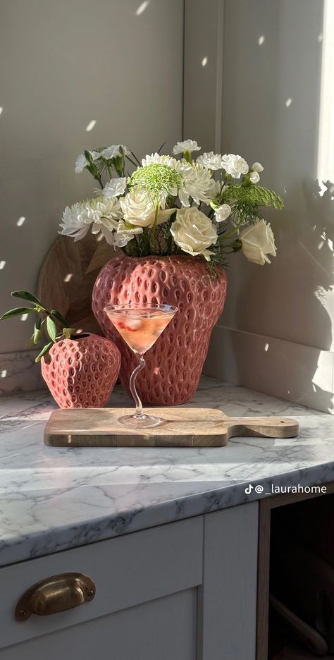 Strawberry Vase, Pink Vases, Decorations For Kitchen, Apartment Color Schemes, Pictures At Home, Coffee Table Centerpiece, Unique Flower Vases, Ornament Flower, Decor Bookshelf