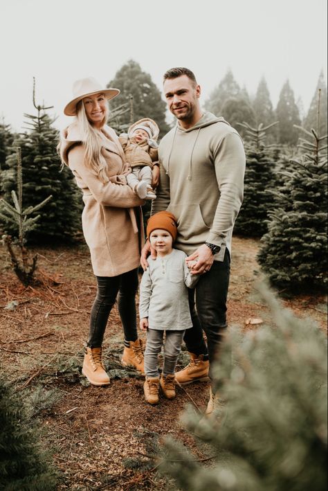 Tree Farm Family Photos Outfit Neutral, Christmas Tree Farm Mini Session Outfits, Large Family Photo Outfits Fall, Outdoor Winter Family Photoshoot Outfits, Outdoor Christmas Photoshoot Outfits, Christmas Tree Farm Family Photos Outfit, Large Family Photo Outfits, Tree Farm Family Photos Outfit, Winter Family Photoshoot Outfits