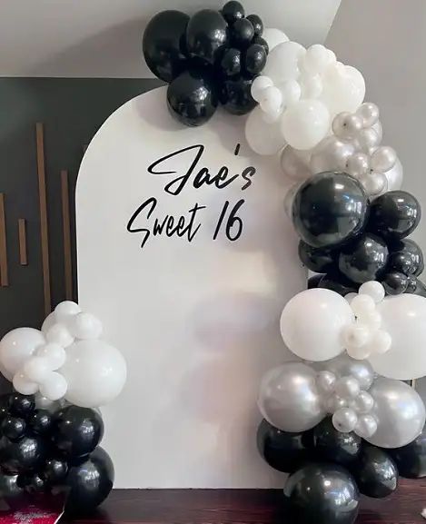 White Birthday Balloons, White Theme Birthday, Silver Balloon Garland, Simple Balloon Decoration, Birthday Decoration Items, Theme Birthday Decoration, Black And White Balloons, Trendy Balloons, Black White Parties