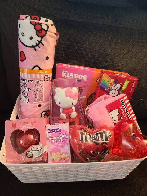 Hello Kitty Basket, Pink Gift Basket, Valentine Gift Baskets, Hello Kitty Gifts, Valentine Baskets, Birthday Basket, Gifts To Make, Cute Gifts For Friends, Diy Birthday Gifts For Friends