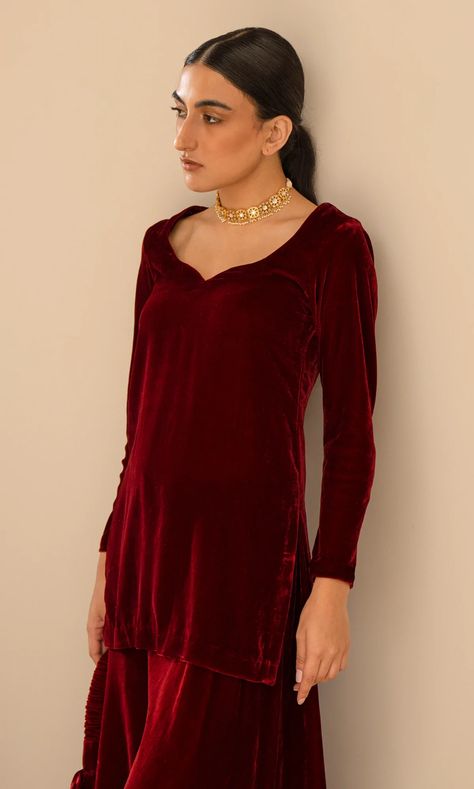 Velvet Short Kurti, Short Shirt With Plazo, Velvet Garara, Velvet Kurti Design, Velvet Sharara Suit, Velvet Sharara, Red Velvet Shirt, Red Velvet Suit, Velvet Kurti