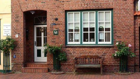 Window trim color idea Orange Brick Houses, Brick Paint Colors, Red Brick House Exterior, Red Brick Exteriors, Best Exterior Paint, House Paint Color Combination, Orange Brick, House Trim, Pintura Exterior