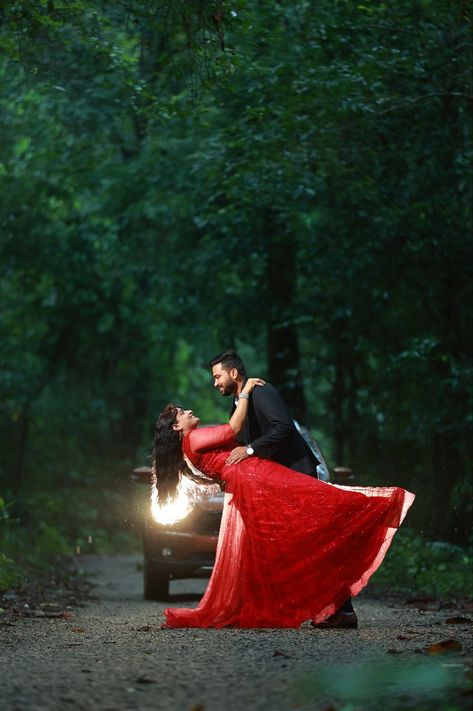 Telugu Pre Wedding Photoshoot, Pre Weeding Pose Photography Studio, Pre Weeding Pose Photography, Couple Stills, Sunset Photoshoot Ideas, Pre Wedding Photoshoot Beach, Prewedding Photo, Pre Wedding Photoshoot Props, Indian Wedding Poses