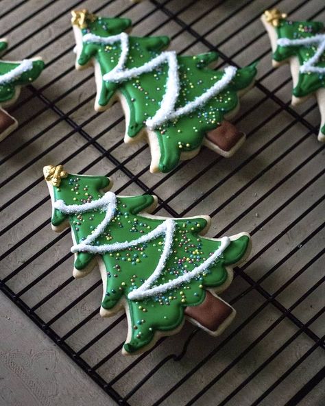 Christmas Tree Cookies Decorated, Christmas Tree Sugar Cookies, Xmas Centerpieces, Christmas Sugar Cookies Decorated, Decorated Christmas Cookies, Flooding Cookies, Christmas Cutouts, Cookie Decorating Party, Christmas Biscuits