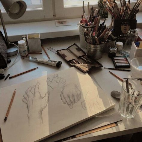 Different Types Of Art, Drawing Hands, Artist Aesthetic, Arte Inspo, Arte Sketchbook, Types Of Art, Drawing Techniques, Student Art, Drawing People