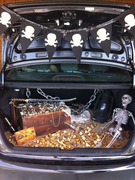 15 Trunk or Treat Ideas for Halloween That Your Kids Will Love Halloween Car Decorations, Trunker Treat Ideas, Trunk Or Treat Ideas, Dulces Halloween, Hallowen Ideas, Nintendo Console, Adult Halloween Party, Treat Ideas, The Trunk