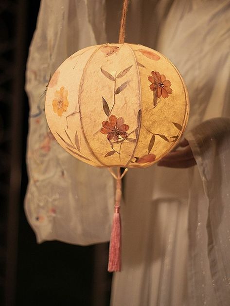 Traditional Chinese Crafts, Asian Lamp Shade, Lantern Diy Paper, Korean Decoration Traditional, Japanese Lamps Traditional, Chinese Room Decor, White Chinese Lanterns, Asian Room Decor, Lanterns Aesthetic