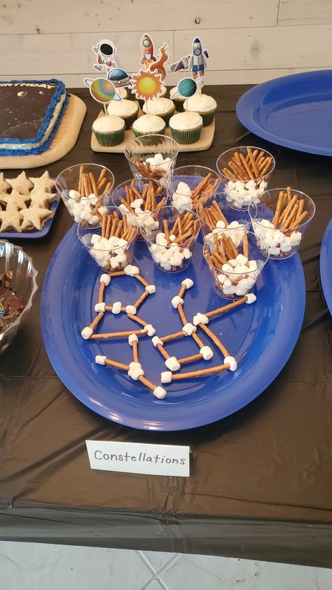 Here is some of the space-themed food we had at my 3 year old's birthday party! #space #solarsystem #spaceparty #spacefood Space Themed Food, Space Birthday Party Food, Space Party Food, Space Snacks, 4de Verjaardag, Astronaut Party, Boys 1st Birthday Party Ideas, Astronaut Birthday, Space Theme Party