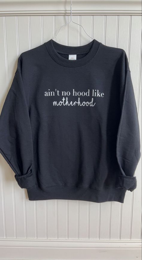 Crew Neck Sweatshirt Design Ideas, Mom Crewneck Sweatshirt, Mom Hoodie Ideas, Mom Shirts Vinyl Funny, Mom Sweatshirt Sayings, Cricut Sweatshirt Ideas Women, Cricut Sweaters, Trending Shirt Designs, Cricut Sweatshirt