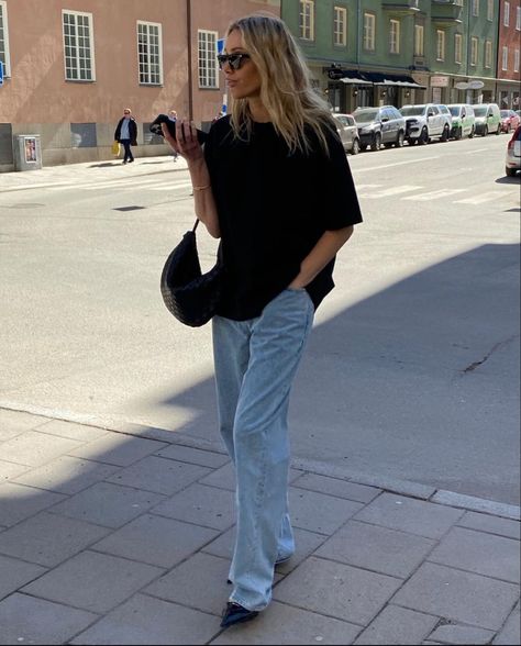 Black T Shirt Outfit, Black Tshirt Outfit, Oversized Black T Shirt, Fashion Style Guide, 2022 Street Style, Black Dress Outfit Casual, Oversize Tshirt Outfits, Jeans And T Shirt Outfit, T Shirt Outfit