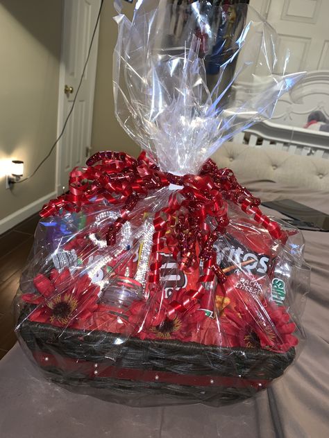 Red And Black Gift Basket Ideas, Bur Basket, Birthday Gift Basket, Care Basket, Basket Gifts, Valentine's Day Gift Baskets, The Perfect Birthday, Birthday Basket, Creative Birthday Gifts