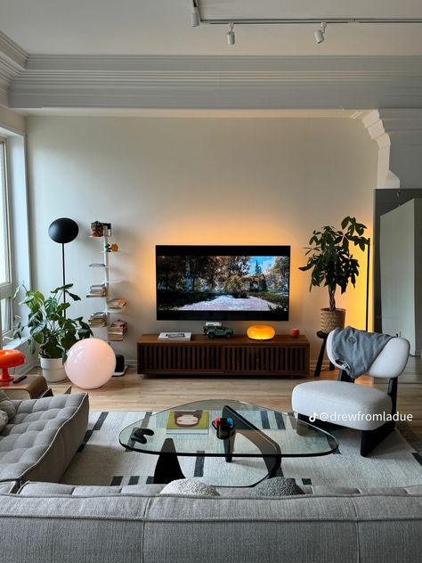 Studio Living Room Decor, Eclectic Design Living Room, Modern Living Room Apartment Ideas, Couples Apartment Decorating Living Room, Men’s Home Decor Living Room, Retro Minimalist Living Room, Tv Stand Ideas Small Spaces, Crt Tv Setup, Eclectic Minimalist Living Room