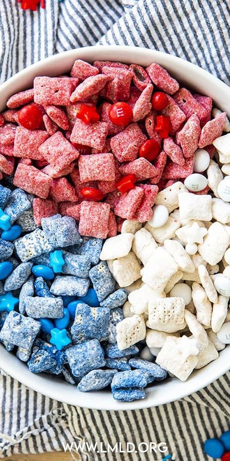 Patriotic Muddy Buddies, 4 Of July Snack Ideas, Portable 4th Of July Desserts, Red White And Blue Muddy Buddies, Fourth Of July Puppy Chow, Red White And Blue Puppy Chow, East Fourth Of July Desserts, Fourth Of July Treats For Kids, 4th Of July Inspired Food