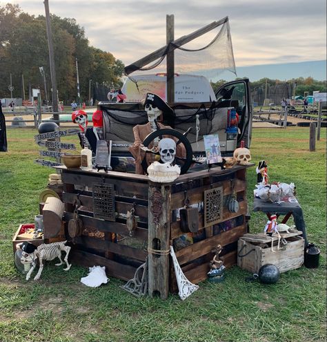 Ship Trunk Or Treat, Pirate Ship Trunk Or Treat, Pallet Pirate Ship, Pirate Ships Diy, Haunted Pirate Ship, Pirate Halloween Decorations, Trunker Treat Ideas, Pirate Halloween Party, Pirate Props