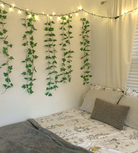 Fake Ivy Decor Bedroom Ideas, Bedroom Girly, Diy Small Apartment, Fake Vines, Zimmer Diy, Girly Room Decor, Bedroom Decor Cozy, Goth Home Decor, Girly Room