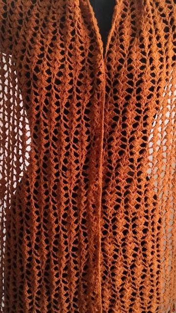 The Lazy Hobbyhopper: Falling leaves crochet scarf - free pattern Falling Leaves Crochet Pattern, Autumn Scarf Crochet Pattern, Fall Shawl Crochet Patterns, Crochet Headbands Free Patterns, Fall Scarf Crochet, Crochet Headband Patterns, Leaves Crochet, Crochet Lace Scarf, Crochet Scarf Pattern