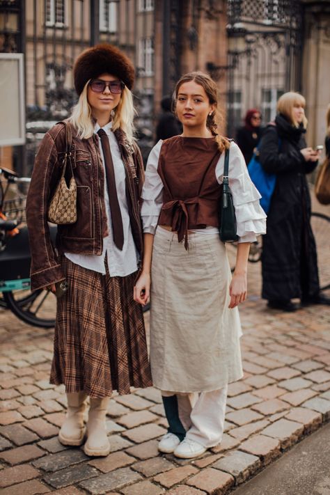 Copenhagen Street Style FW24: The Best CPHFW Street Style Looks - FASHION Magazine Copenhagen Bike Style, Women In Menswear, Layering Outfits Fall, Parisian Wardrobe, Trendy Fall Fashion, Copenhagen Street Style, Embroidery Blouses, Artsy Style, Street Style Outfits Men