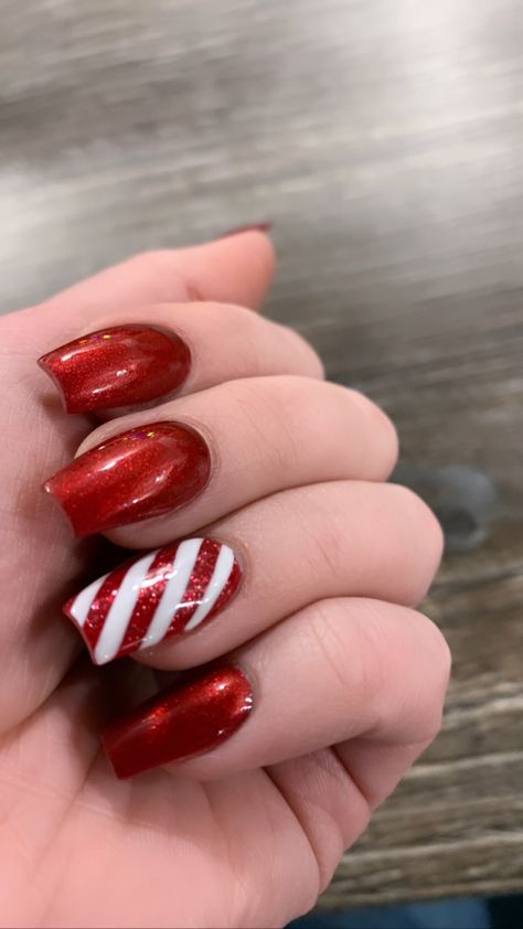 Candy Cane Design Nails, Sparkly Candy Cane Nails, Candy Came Nails Design, Christmas Nails Red Candy Cane, Christmas Nail Green And Red, Red Nails With Candy Cane Accent, Red Christmas Nails Candy Canes, Red And White Candy Cane Nails, Red Nails With Candy Cane