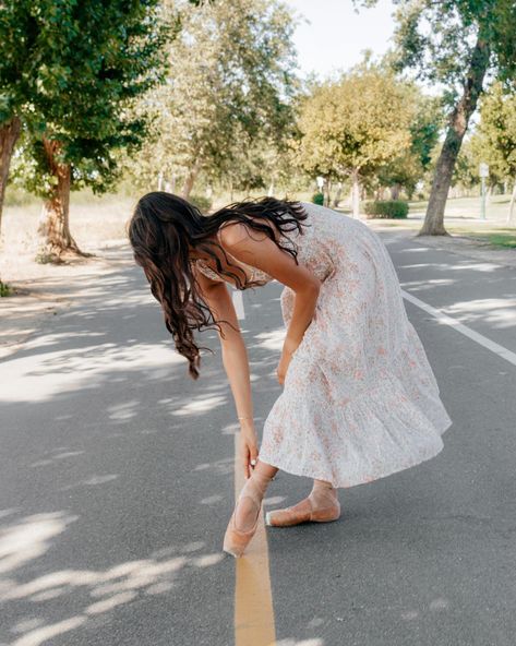 Ballet pictures have my heart! 🩰 #dancephotography #senior #bakersfieldphotographer Ballet Senior Picture Ideas, Senior Pictures With Pointe Shoes, Ballet Senior Photos, Dance Pictures Poses, Pointe Senior Pictures, Dance Senior Picture Ideas, Senior Pictures Pointe Shoes, Senior Pictures Dance, Pointe Shoes Photography Photo Shoots