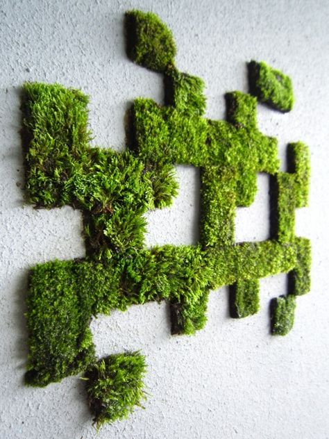 Moss graffiti - mix yogurt, water and live moss in a blender, then paint onto a wall. Moss will grow... Moss Grafitti, Mos Wand, Moss Graffiti, Moss Paint, Moss Growing, Growing Moss, Moss Wall Art, Moss Garden, Moss Art