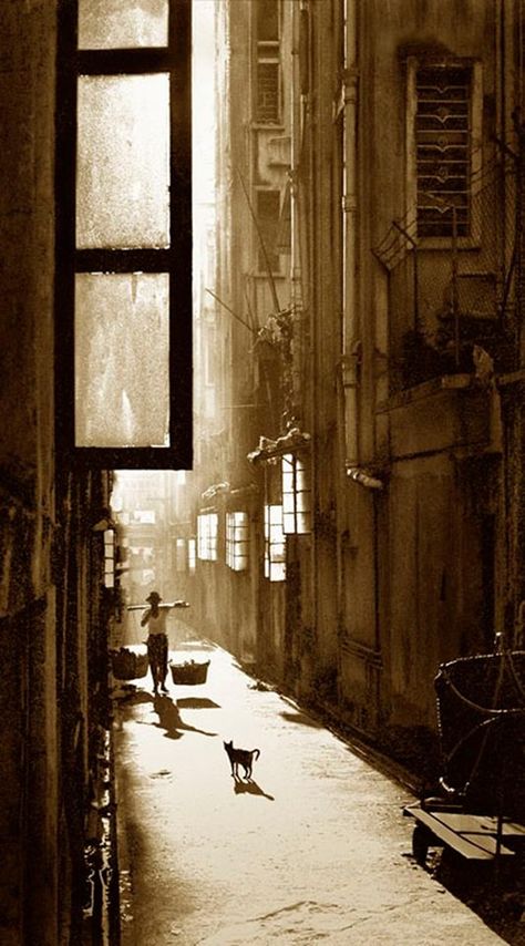 Fan Ho - Inspiration from Masters of Photography Sepia Photography, Haruki Murakami, Foto Art, Street Photo, Bw Photo, Light And Shadow, Great Photos, Black And White Photography, The Other Side