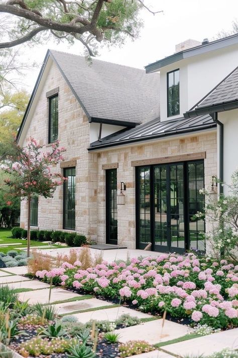 Balcon Mic, California Architecture, Modern Front Yard, Casa Country, English Cottage Style, Modern Landscaping, Dream House Exterior, English Cottage, House Goals