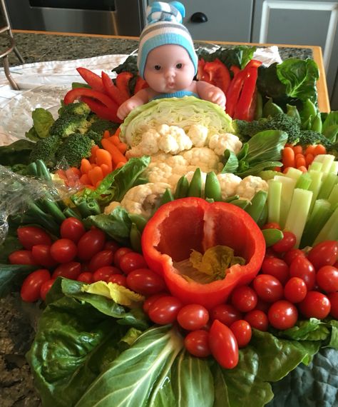 Baby Shower Veggie Tray, Veggie Platter Display, Veggie Tray Ideas, Baby Shower Appetizers, Shower Appetizers, Shower Foods, Boy Baby Shower Food, Baby Shower Fruit, Ideas For Baby Shower