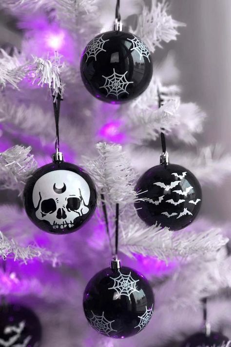 Yule Festival, Black And White Ornaments, Pretty Christmas Ornaments, Black Christmas Decorations, Scary Christmas, Creepy Christmas, Dark Christmas, A White Christmas, White Ornaments