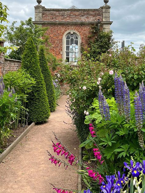 Cotswold Garden, Naturalistic Garden, English Garden Design, Swedish Cottage, Brick Garden, Herbaceous Border, English Country Gardens, Topiaries, English Roses