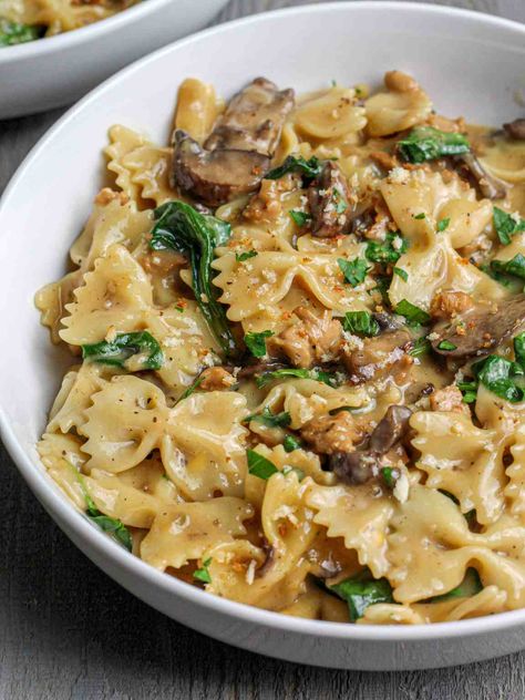 Creamy Mushroom & Spinach Farfalle - Munchmeals by Janet Pasta Recipes Ground Turkey, Pasta Recipes Linguine, Farfalle Pasta Recipes, Cozy Pasta, Recipes Ground Turkey, Cozy Recipes, Vegan Pasta Dish, Mushroom Spinach, Farfalle Pasta