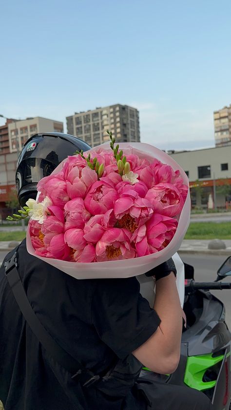 #motoboy #flowers #boyfriend #relationshiptips Man Buying Flowers, Bouquet Of Flowers From Boyfriend, Flowers For Guys, Man Giving Flowers, Genuine Aesthetic, Man Flowers, Boy With Flowers, Flowers For Girlfriend, Man Bouquet