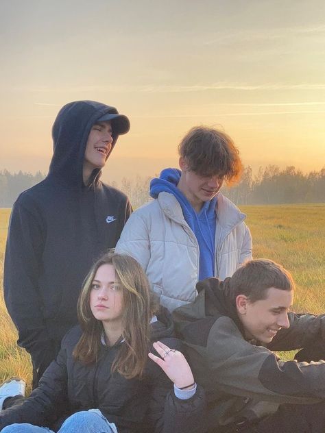 4 Person Friend Group, Boy Squad, Friendship Photoshoot, Boyfriend Outfit, Friend Poses Photography, Guy Friends, Friend Group, Friend Goals, Group Of Friends