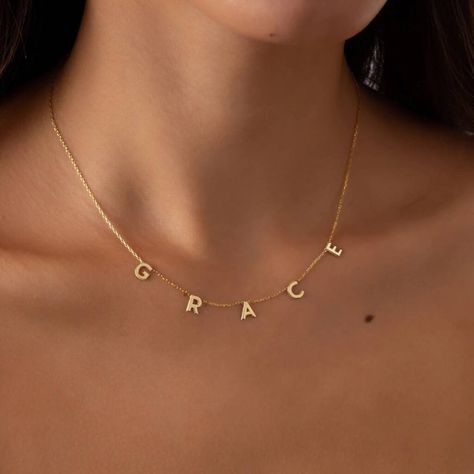 Alphabet Names, Diy Collier, Beautiful Gold Necklaces, Name Necklaces, Gold Name Necklace, Necklace Diy, Name Jewelry, Custom Name Necklace, Custom Letters