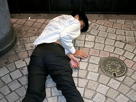 Japanese Businessmen Sleeping on Streets Capture a Culture of Overwork Tired Pose, Oliver Marks, Japanese Office, Lgbtq Fashion, Office Men, Men Lie, Japan Culture, Work Culture, Stanley Kubrick