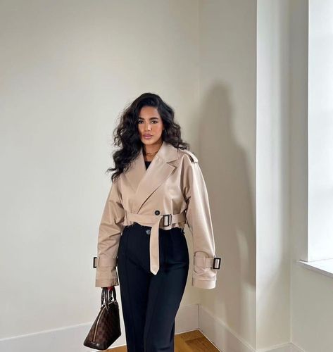 Zara Crop Jacket Outfit, Cropped Cream Jacket Outfit, Tan Cropped Jacket Outfit, Beige Short Jacket Outfit, Styling Cropped Trench Coat, Zara Cropped Trench Coat Outfit, Cropped Trench Coat Outfit, Short Trench Coat Outfit, Crop Trench Coat