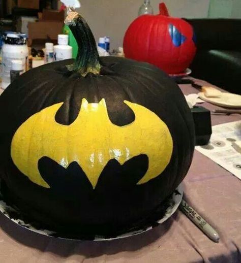 Painted Pumpkins For Kids, Batman Pumpkin Carving, Batman Pumpkin, Disney Pumpkin Painting, Batman Decor, Batman Halloween, Creative Pumpkin Painting, No Carve Pumpkin Decorating, Disney Pumpkin