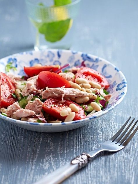 Rustic Tuna and White Bean Salad | As a busy family, we are always looking for healthy, delicious and easy dinners. This recipe makes dinner for four but we routinely double it to get dinner for more or you can half for dinner for one (or two) with leftovers. Tuna White Bean Salad, Tuna And White Bean Salad, Tuna White Bean, White Bean Salad Recipes, Cannellini Bean Salad, Cannellini Bean, Italian Diet, Sam Wood, White Bean Salad