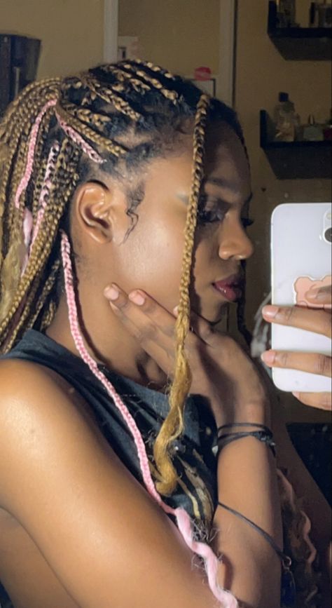 T27 light brown hair and light pink highlights #y2kstyle #brownbraids #blackgirlaesthetic #blackgirlshairstyles Box Braids Light Brown, Light Brown And Pink Braids, Light Pink Braids, Brown And Pink Braids, Braids Light Brown, Light Pink Highlights, Pink Braids, Pink Highlights, Brown And Pink