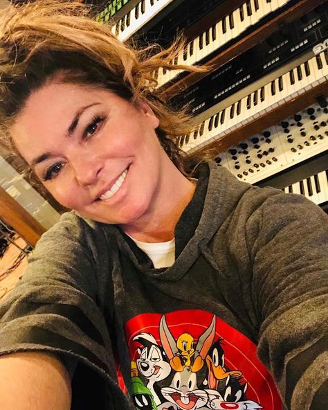 Shania Twain on Instagram: “Surrounded by music 😍” Shania Twain Hair, No Makeup Pictures, Lisa Kelly, Emma Watson Pics, Jen Aniston, Bra Image, Doctor Picture, Country Pop, Shania Twain