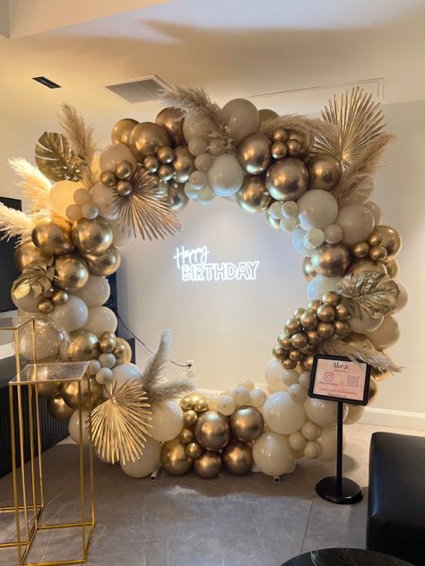 Circle set up #bohostyledecor #goldendecoration #pampas #pampas balloons #circledecor Balloon Birthday Decorations, Cream Balloons, Balloons Decoration, Event Stylist, Small Party, Professional Event, Montreal Canada, Birthday Balloons, Balloon Decorations