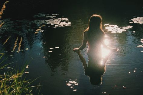 Between Two Worlds, Water Nymphs, Fantasy Magic, Foto Art, Nature Aesthetic, Sirens, Photography Inspo, Pretty Pictures, Aesthetic Pictures