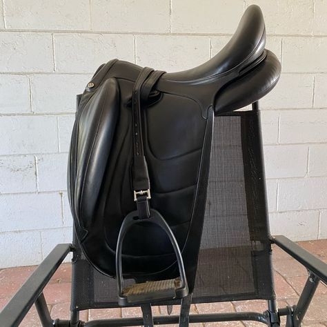 17.5” Devoucoux Makila Harmonie Monoflap Dressage Saddle Dressage Saddle, Dressage, Long Legs, Leather Backpack, Saddle, Like New, Closet, Fashion Tips, Clothes Design