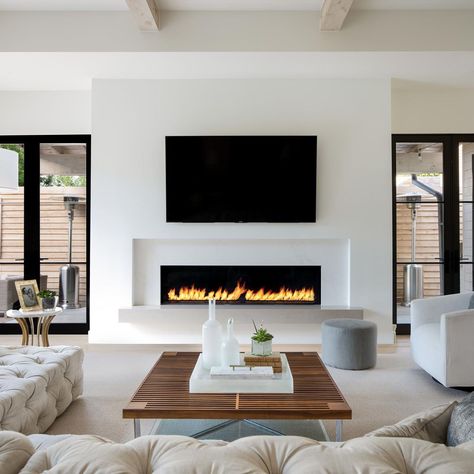 California-modern meets Texas in this absolutely gorgeous Dallas home Contemporary Fireplace Designs, Contemporary Family Room, Minimalistic Interior, Popular Living Room, California Modern, Living Room Decor Fireplace, Contemporary Fireplace, Fireplace Ideas, Home Fireplace