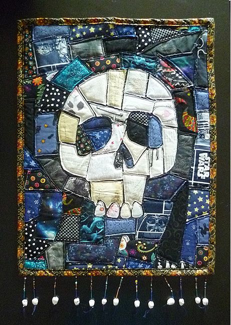 Ticker Tape Skulls Art Quilt! - very cute!! A ticker tape or "mosaic" quilt. Skulls Art, Halloween Quilt Patterns, Arts And Crafts Interiors, Skull Crafts, Halloween Sewing, Art And Craft Videos, Holiday Quilts, Halloween Quilts, Art Quilt