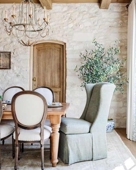 @maisondecinq shared a photo on Instagram: “How stunning is this rustic French-inspired dining room? I’m sharing a tour of this entire house on the blog today and I think you’ll be…” • Jul 6, 2022 at 3:09pm UTC Italian Homes Interiors Tuscan Style, Tuscany Style Home, European Farmhouse Style, Rustic French Farmhouse, French Country Interior, Kitchen 2023, Tuscany Style, Country Interior Design, French Oak Flooring