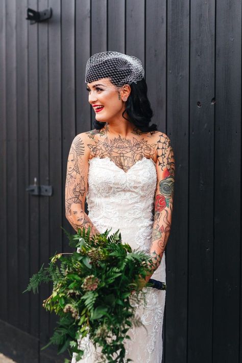 Bride In Wedding Dress, Wedding Photography Vintage, Tattooed Bride, Rockabilly Wedding, Edgy Wedding, Brides With Tattoos, Alternative Bride, Contemporary Dresses, Braut Make-up